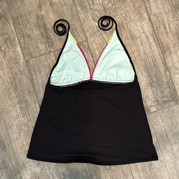 Nike swim top in Medium - Picture 2 of 3